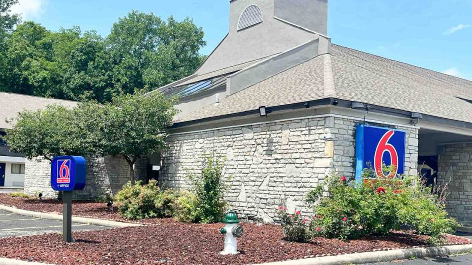 Welcoming Hotel Exterior Welcoming Hotel Exterior