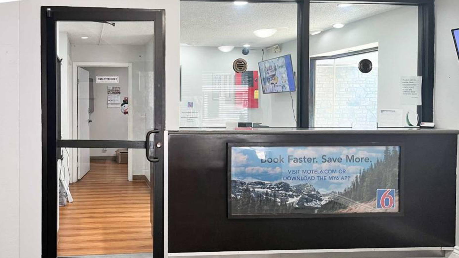 Pleasant Lobby Area Pleasant Lobby Area